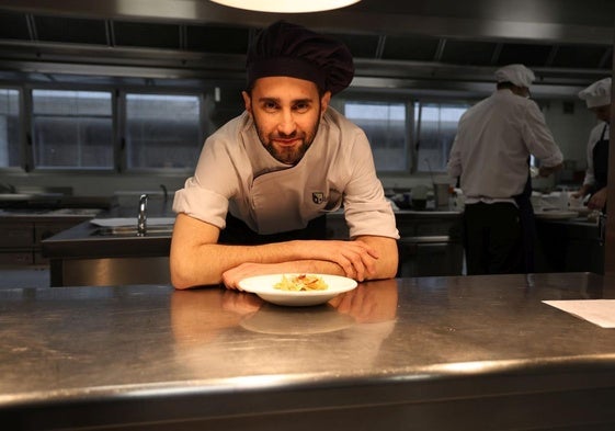 El cocinero y profesor de cocina Víctor Sanz con este suculento plato cocinado por sus alumnos