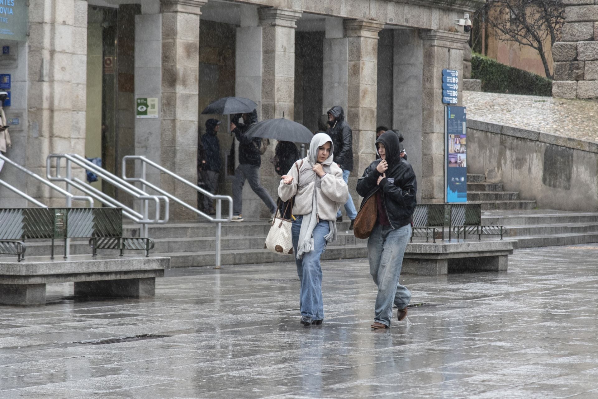 Fotos: el viento y la lluvia llegan a Segovia