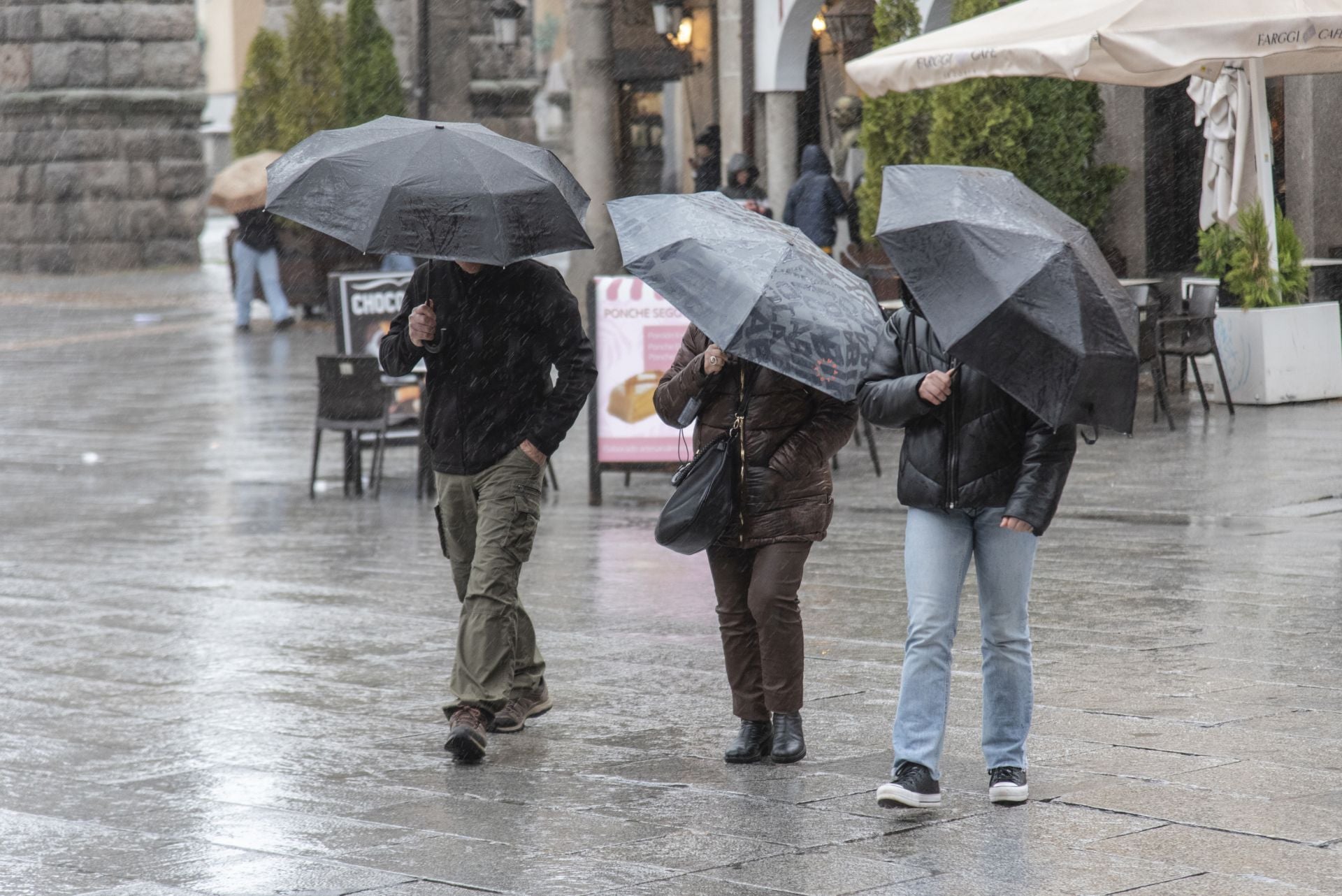 Fotos: el viento y la lluvia llegan a Segovia