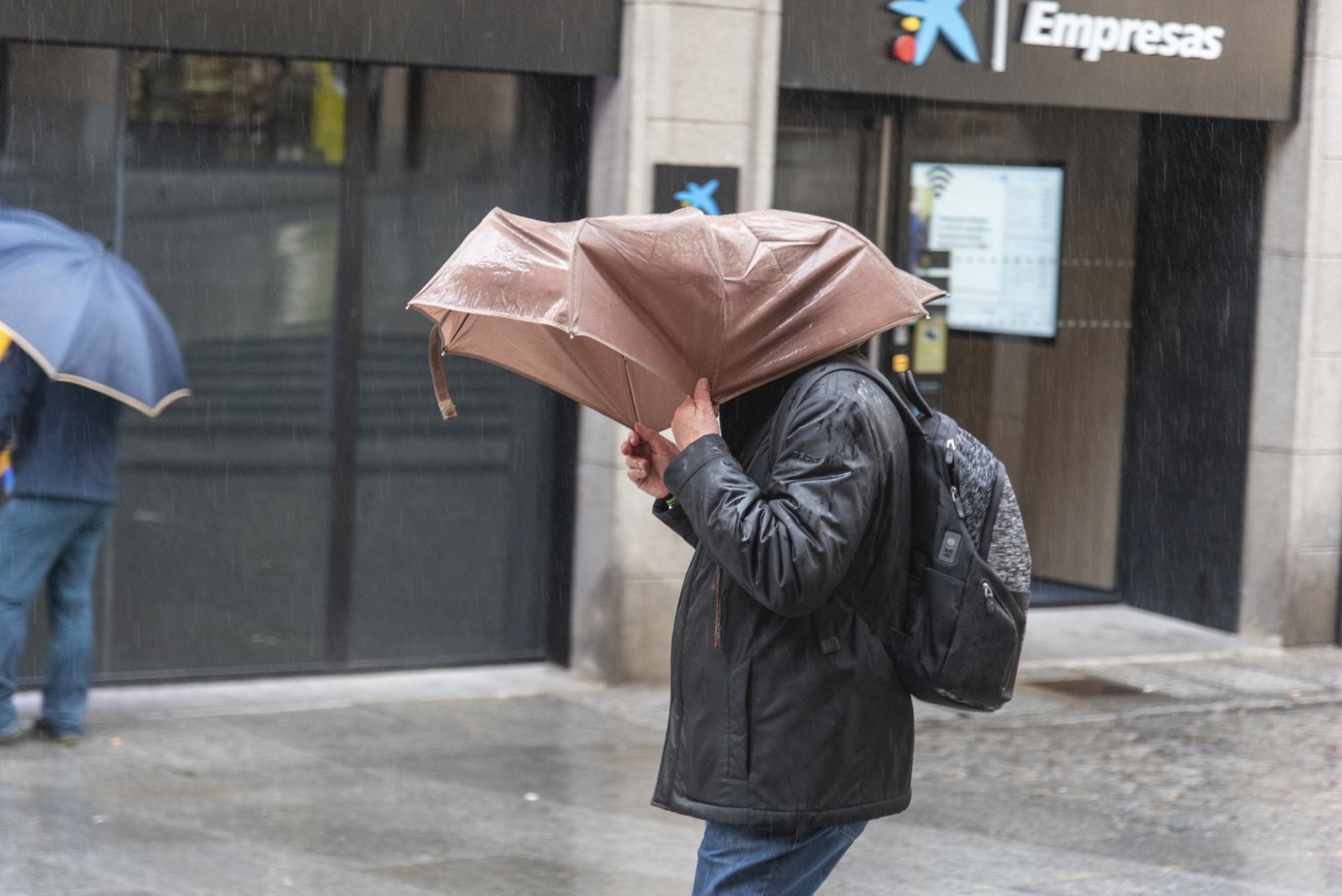 Fotos: el viento y la lluvia llegan a Segovia