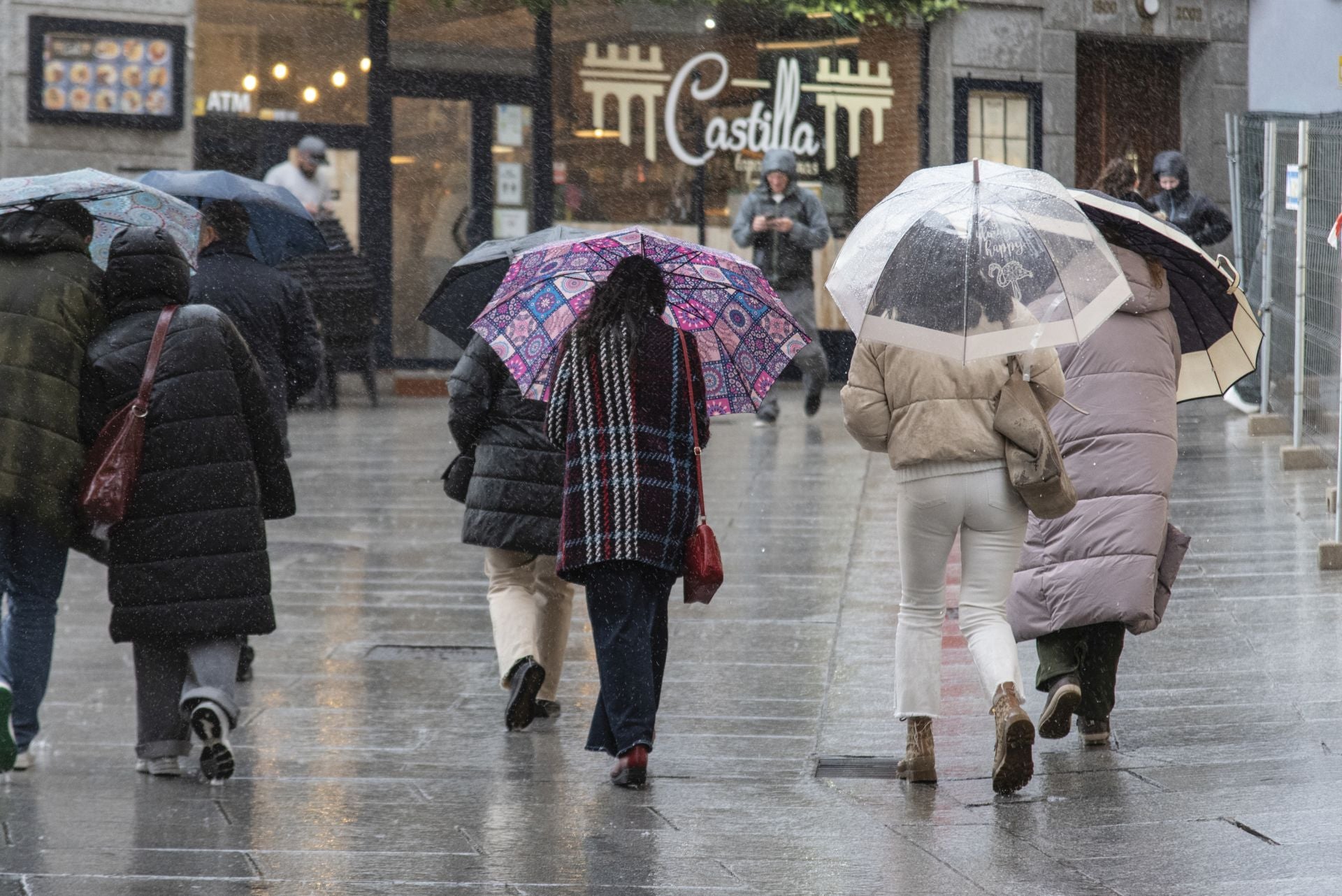 Fotos: el viento y la lluvia llegan a Segovia
