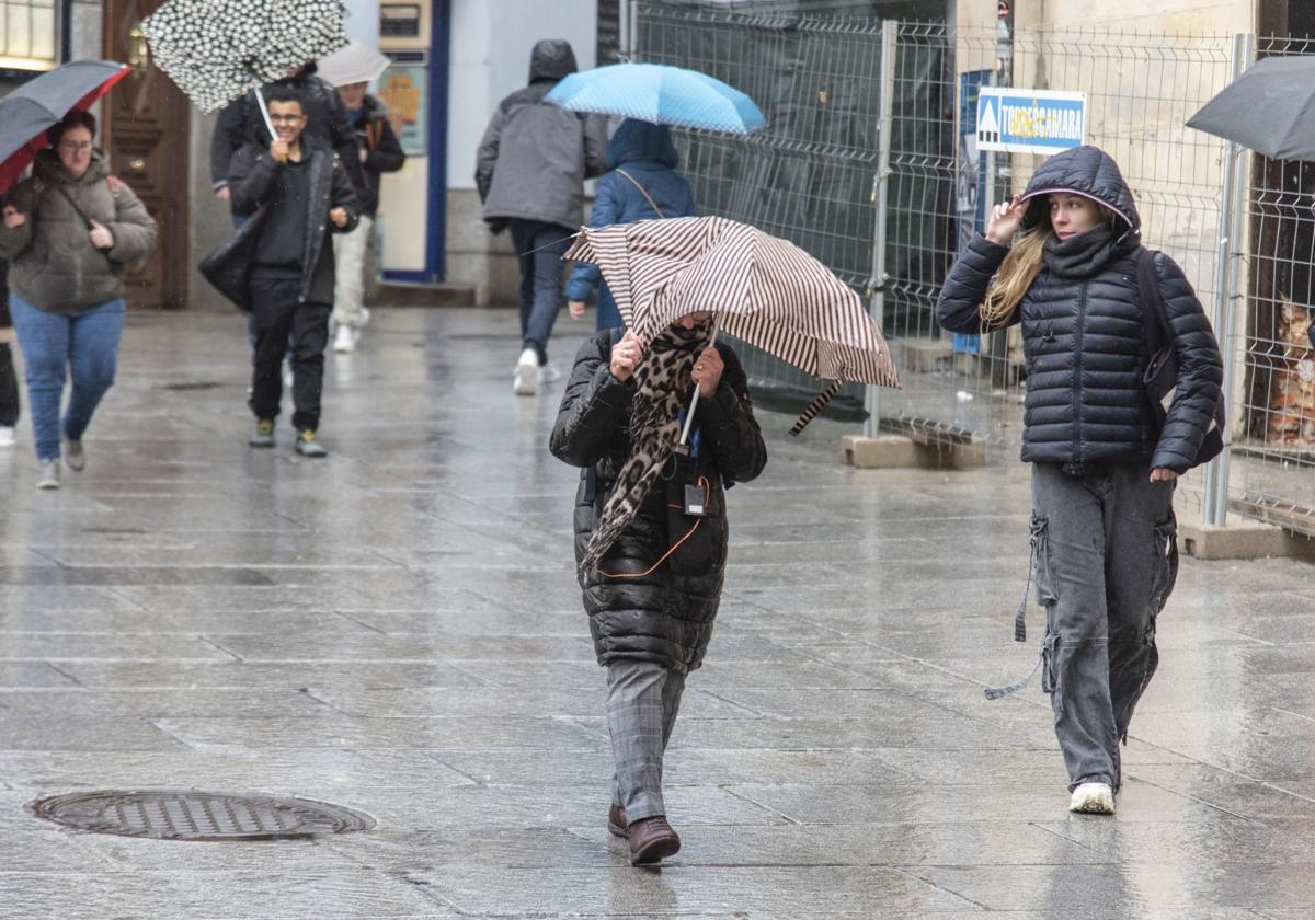 Fotos: el viento y la lluvia llegan a Segovia