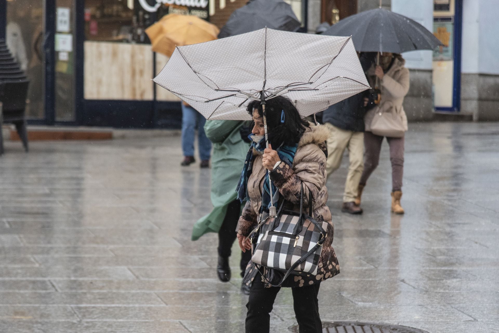 Fotos: el viento y la lluvia llegan a Segovia