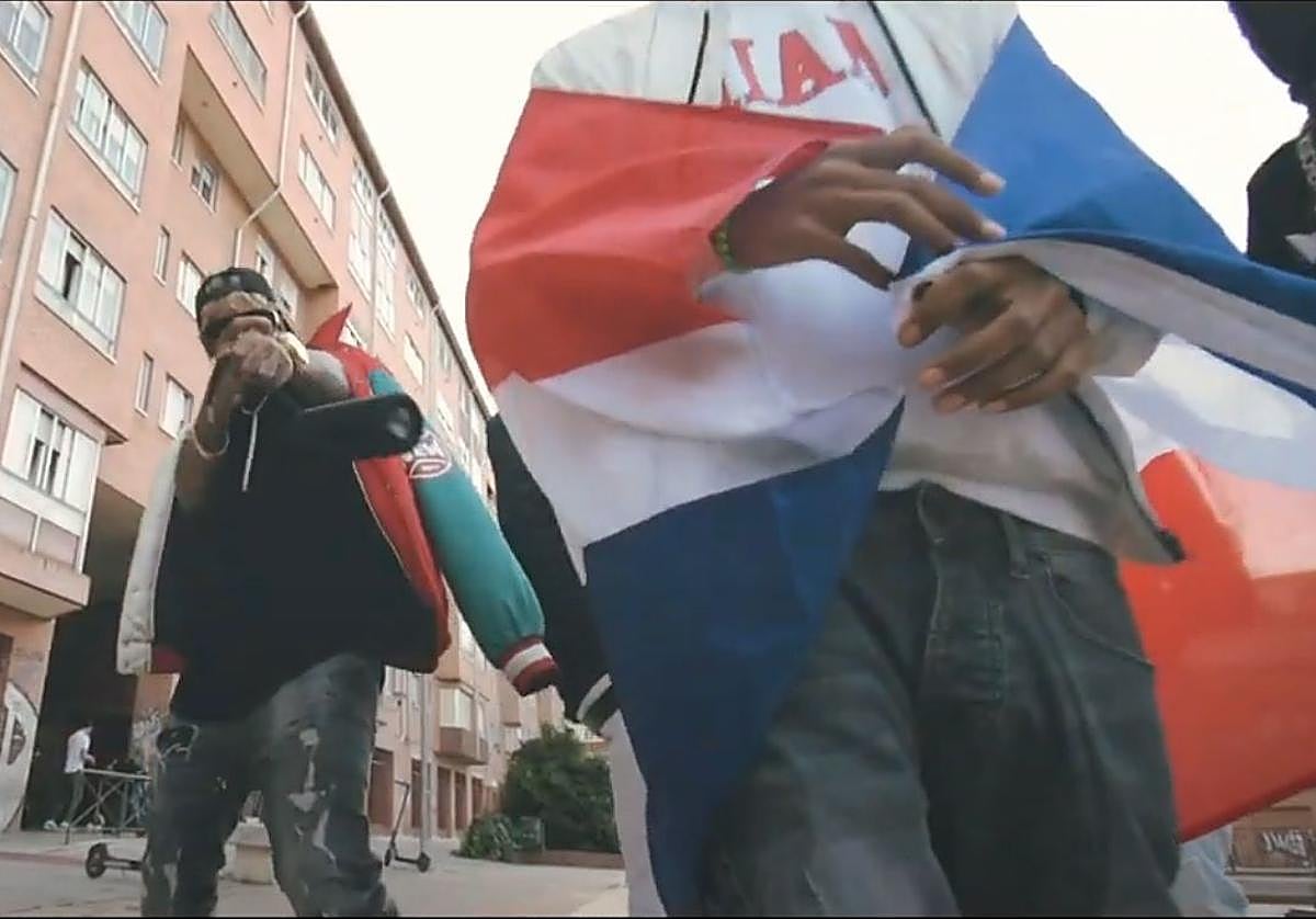 Fotograma de un videoclip filmado en la plaza Encuentro de los Pueblos de Valladolid.
