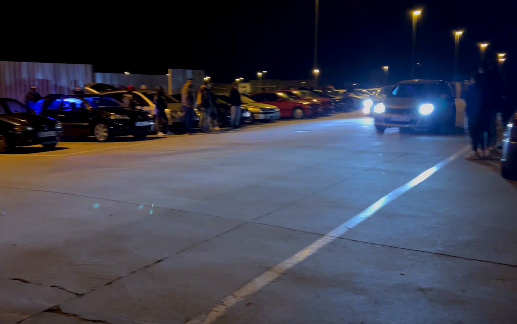Las imágenes de la noche de carreras ilegales en Aldeamayor