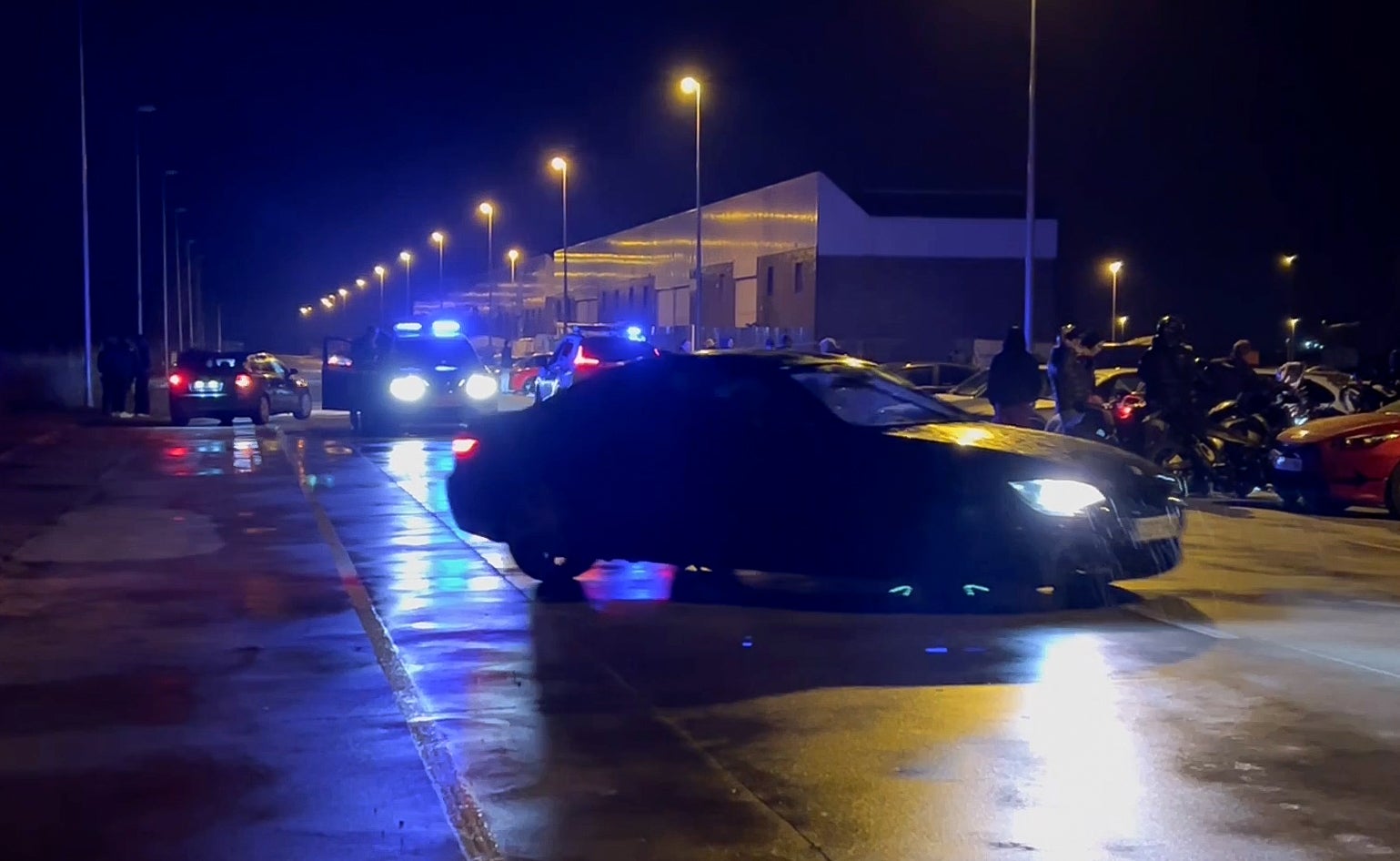 Las imágenes de la noche de carreras ilegales en Aldeamayor