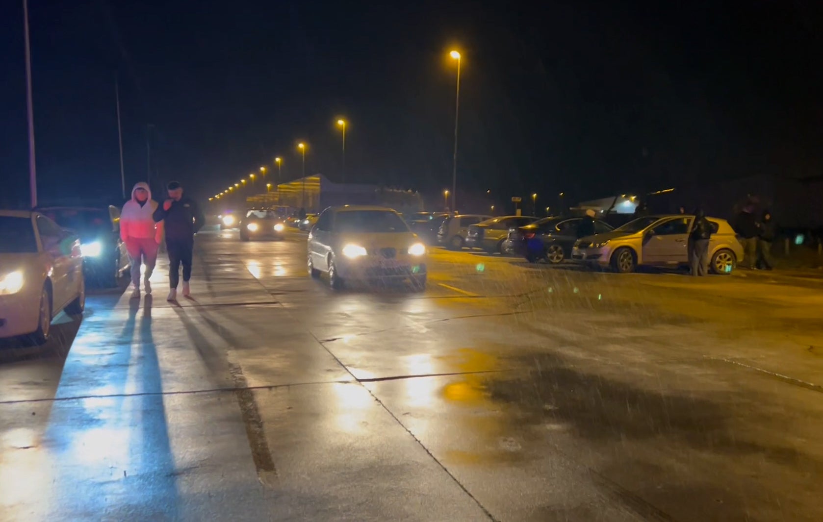 Las imágenes de la noche de carreras ilegales en Aldeamayor