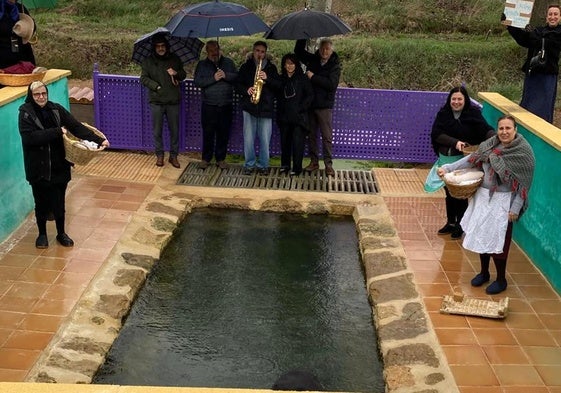 José Luis Gutiérrez tocó el saxofón junto a la fuente en presencia de algunas lavanderas