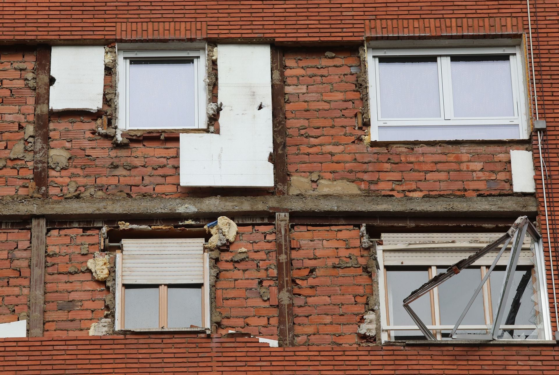Así está la fachada de la calle Padilla tras el desprendimiento de cascotes y ventanas