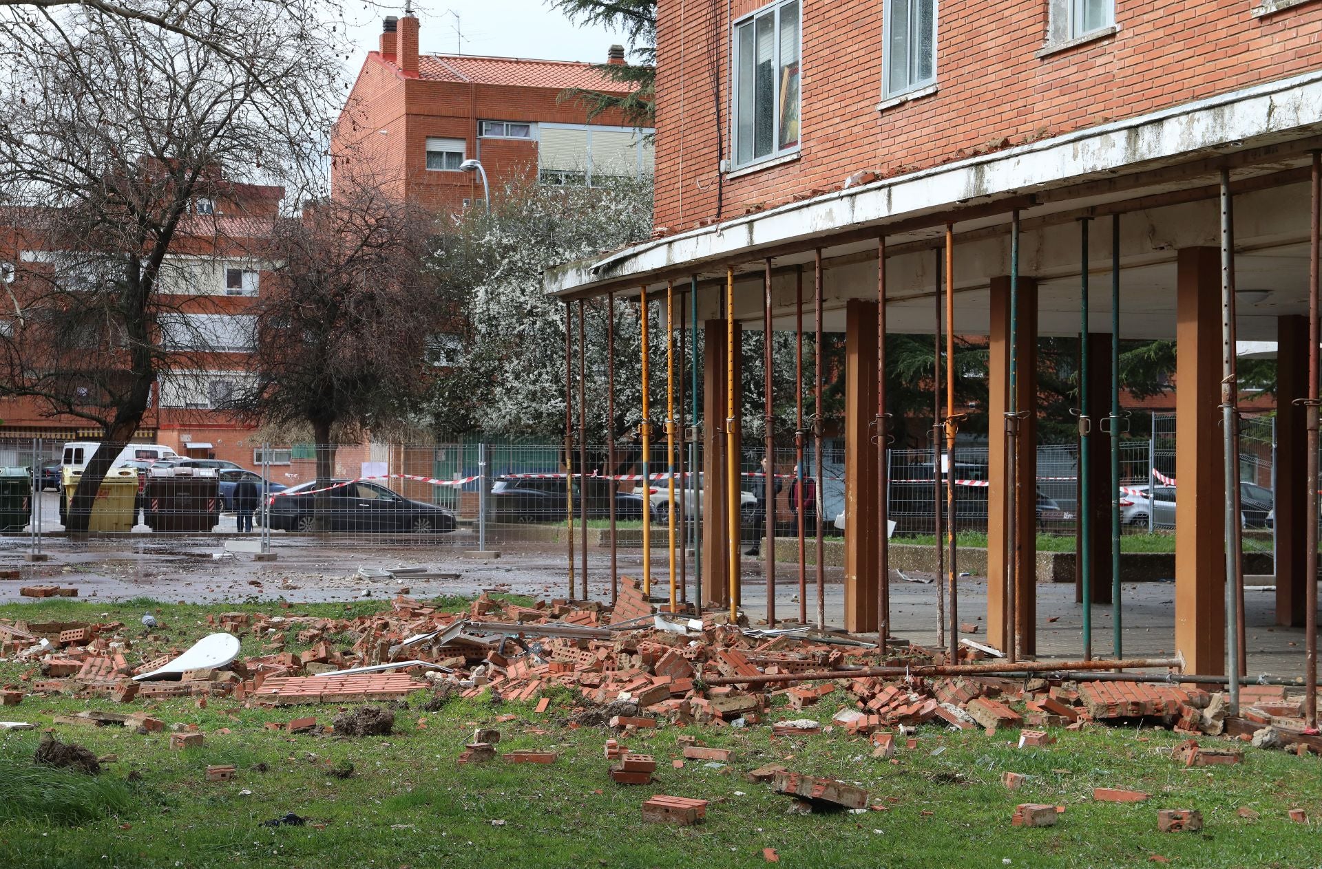 Así está la fachada de la calle Padilla tras el desprendimiento de cascotes y ventanas