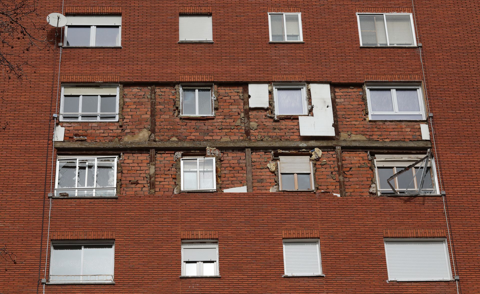 Así está la fachada de la calle Padilla tras el desprendimiento de cascotes y ventanas