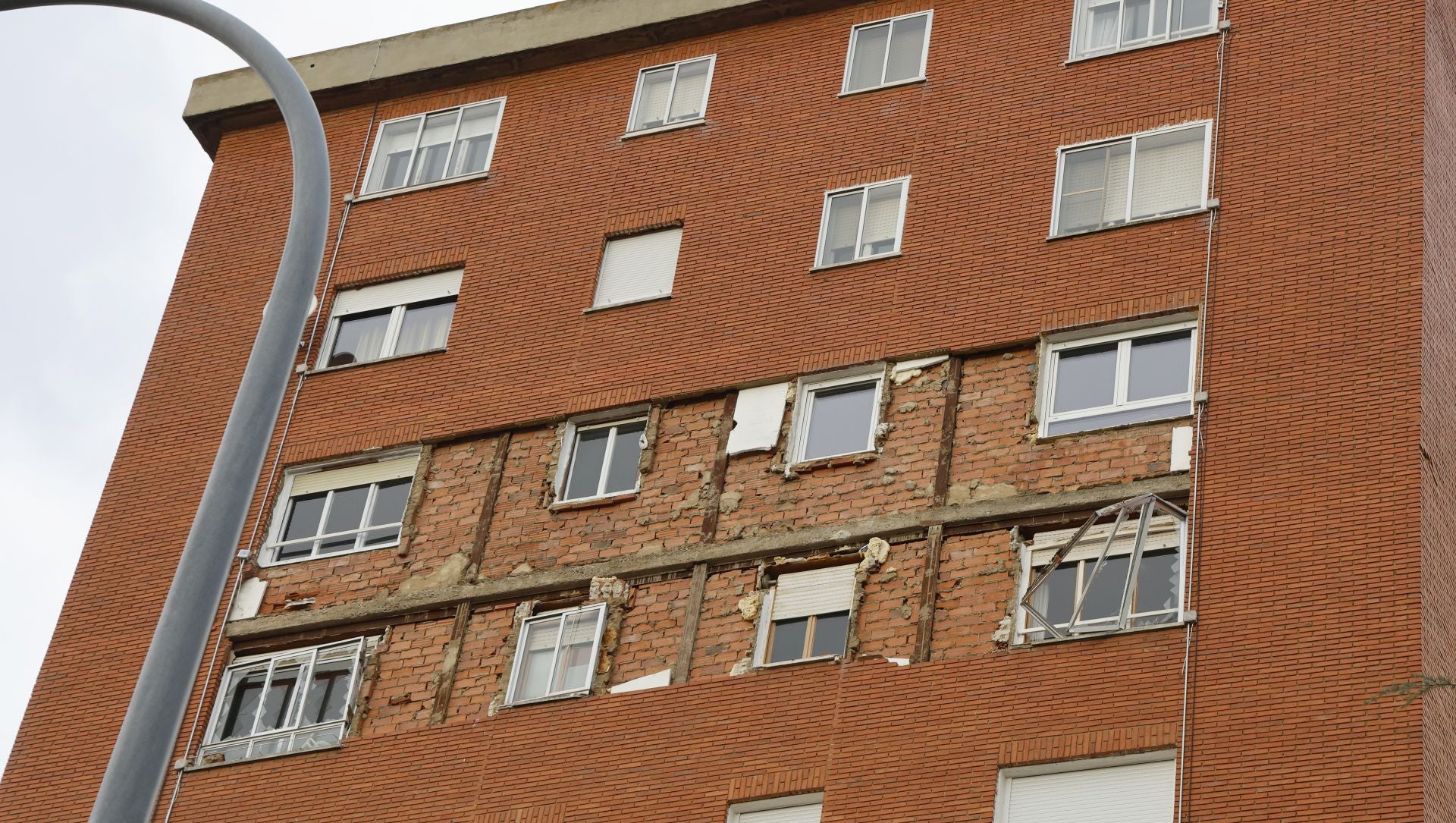 Así está la fachada de la calle Padilla tras el desprendimiento de cascotes y ventanas