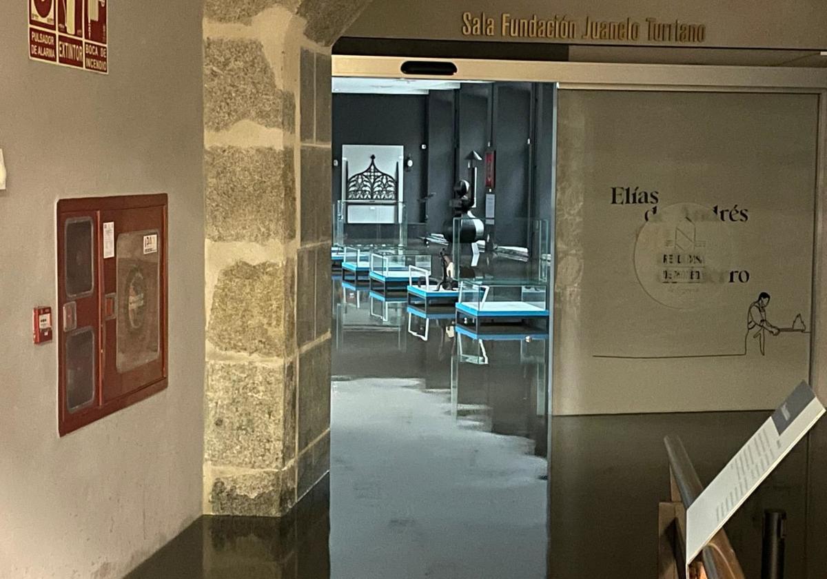 El temor se cumple: el Eresma desbocado entra en la Casa de la Moneda de Segovia
