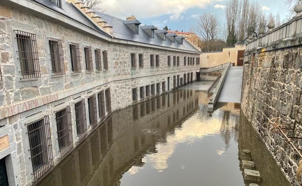 Inundación, este sábado, en la Casa de la Moneda de Segovia tras una rápida crecida del Eresma.