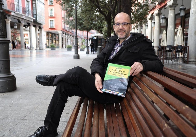 Luis Javier Muñoz muestra su libro de acentuación.