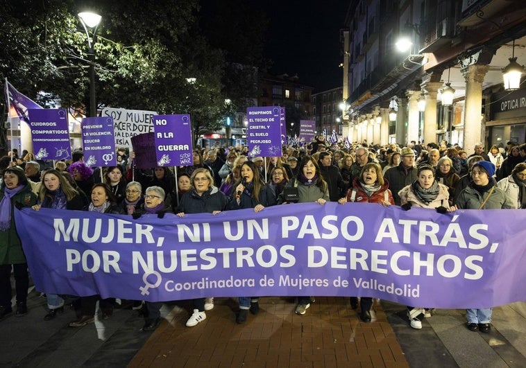 Cabecera de la manifestación organizada por la Coordinadora de Mujeres de Valladolid minutos después de salir de la plaza de Fuente Dorada, iluminada de color morado para la ocasión, este sábado.