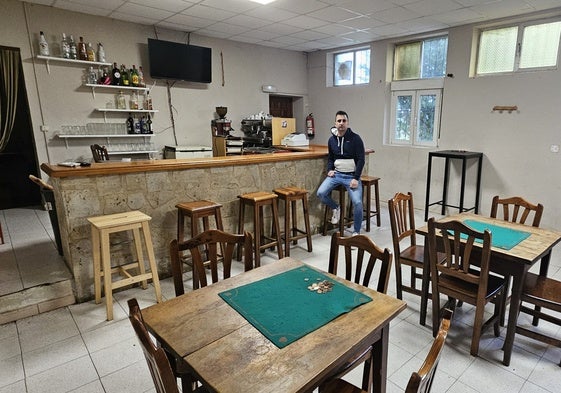 El teniente de alcalde, Gabino González, en el interior del bar de Berrueces