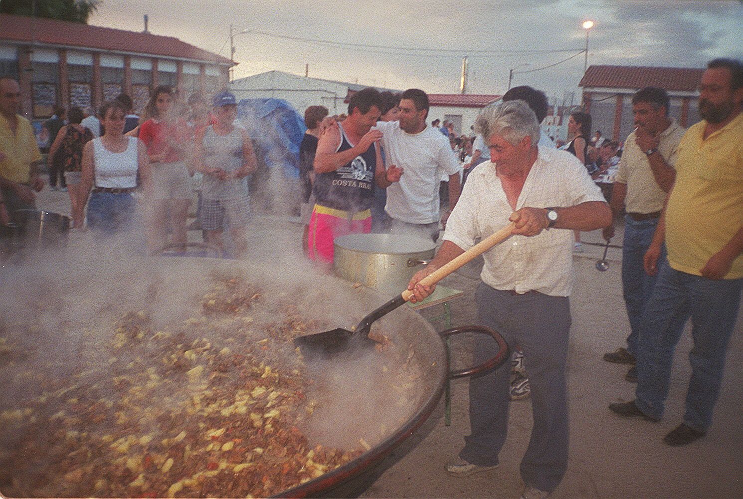 Vecinos de Traspinedo cocinan al aire libre la carne de las vaquillas. 23 de julio de 2000.