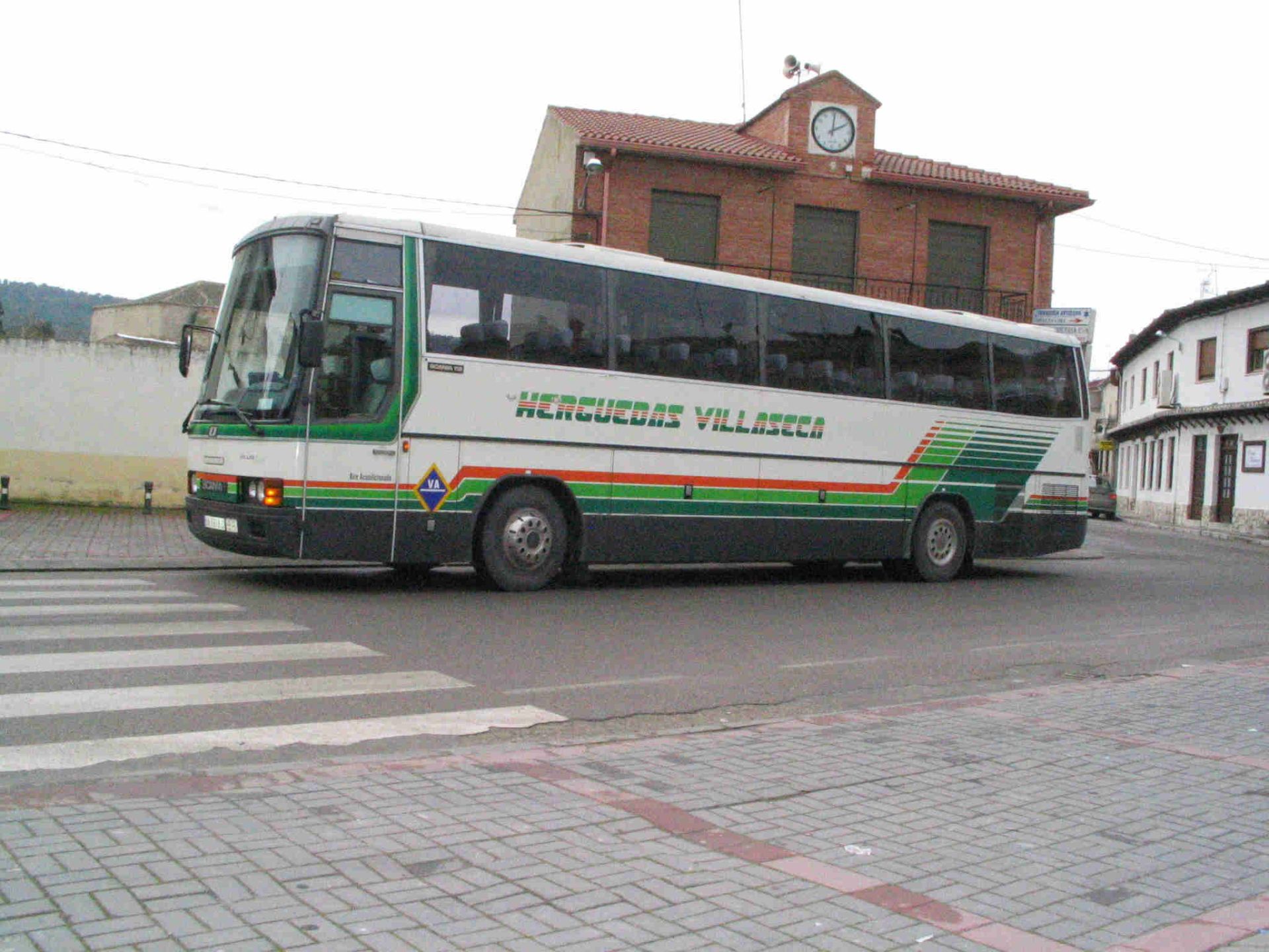 Imagen del autocar que cubre la lína a Traspinedo. 22 de enero de 2005.