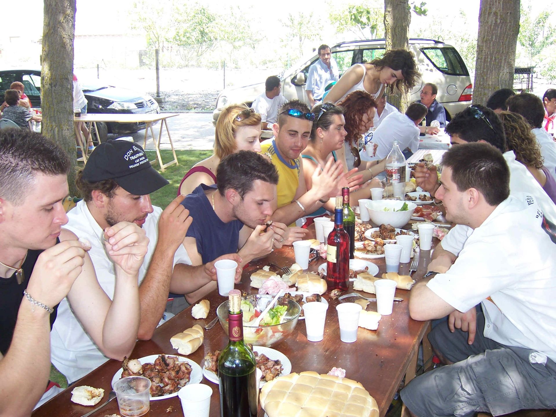 Comida de hermandad de las peñas en La Chopera durante las fiestas patronales en honor a Santa Isabel. 29 de junio de 2006.