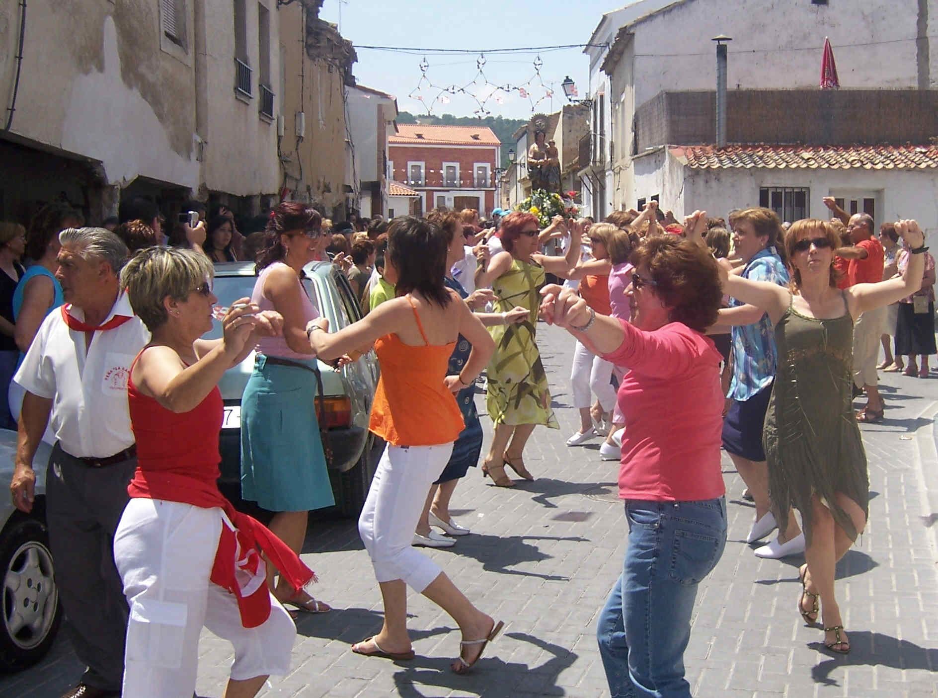 Los vecinos bailan en la procesión de Santa Isabel. 29 de julio de 2006.