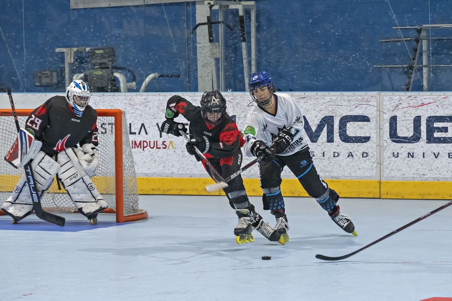 Una jugadora de Las Panteras trata de ganar la posición a una rival del CPL Madrid.