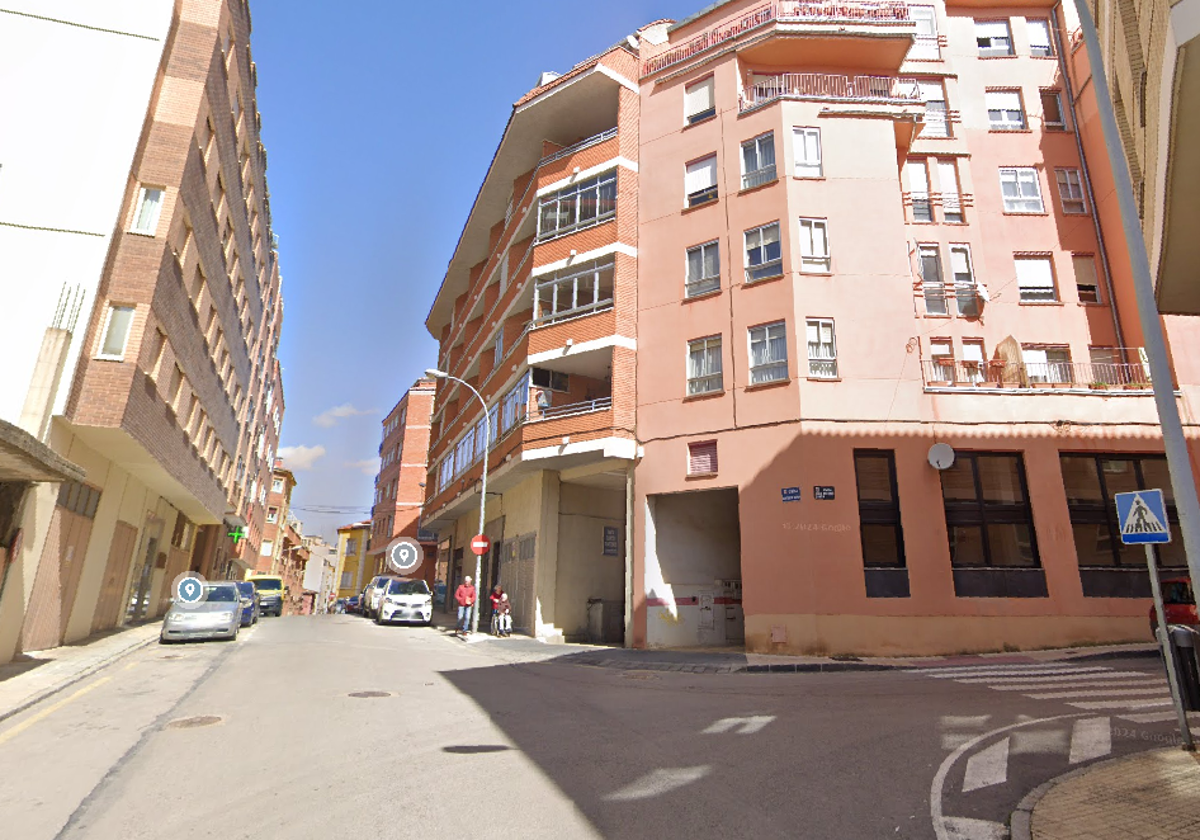 Cruce entre la calle Cortes de Soria y Juan Antonio Simón de Soria, donde se produjeron los daños a los vehículos.
