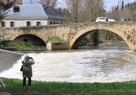 El Eresma baja crecido por Segovia, a la altura de la Casa de la Moneda, aunque su caudal y altura han bajado este domingo.