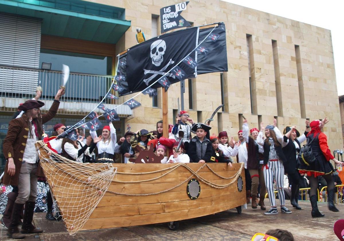 Los Piratas del Eresma, uno de los premiados, este sábado sobre el escenario en Pedrajas de San Esteban.