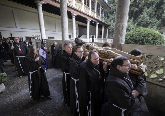 Los franciscanos portaron este domingo a hombros al Cristo Yacente en su procesión claustral.