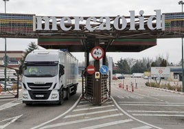 Un camión abandona las instalaciones de Mercaolid.