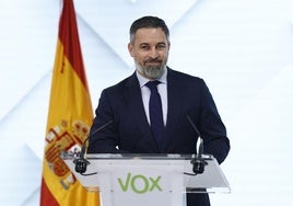 El líder de Vox, Santiago Abascal, en rueda de prensa posterior al Comité de Acción Política celebrado este lunes en la sede del partido, en Madrid.
