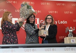 La trabajadora social y premiada en la categoría individual, Charo de Castro Galván, a la derecha, en la entrega de premios.