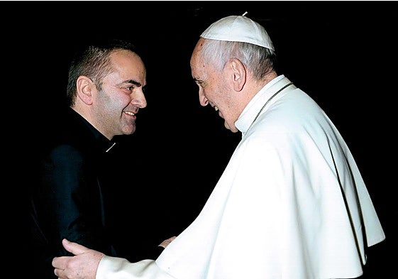 El Papa Francisco saluda a José San José Prisco, predicador del Sermón de las Siete Palabras de Valladolid en 2025.