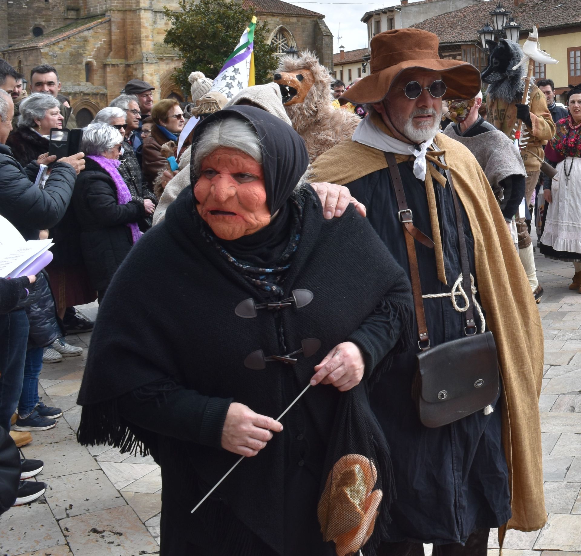 Zamarrones y mascaritos desfilan por Palencia