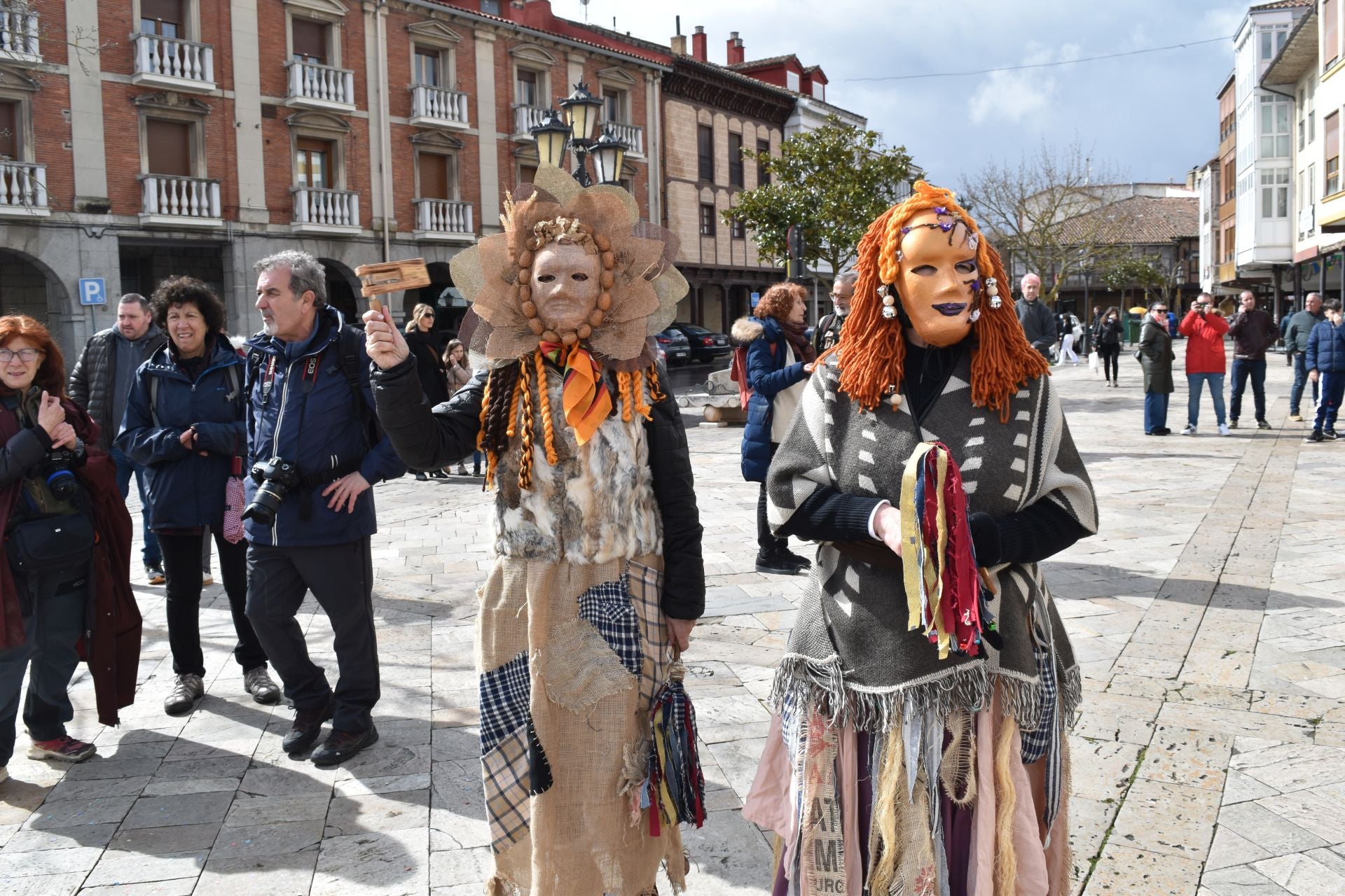 Zamarrones y mascaritos desfilan por Palencia