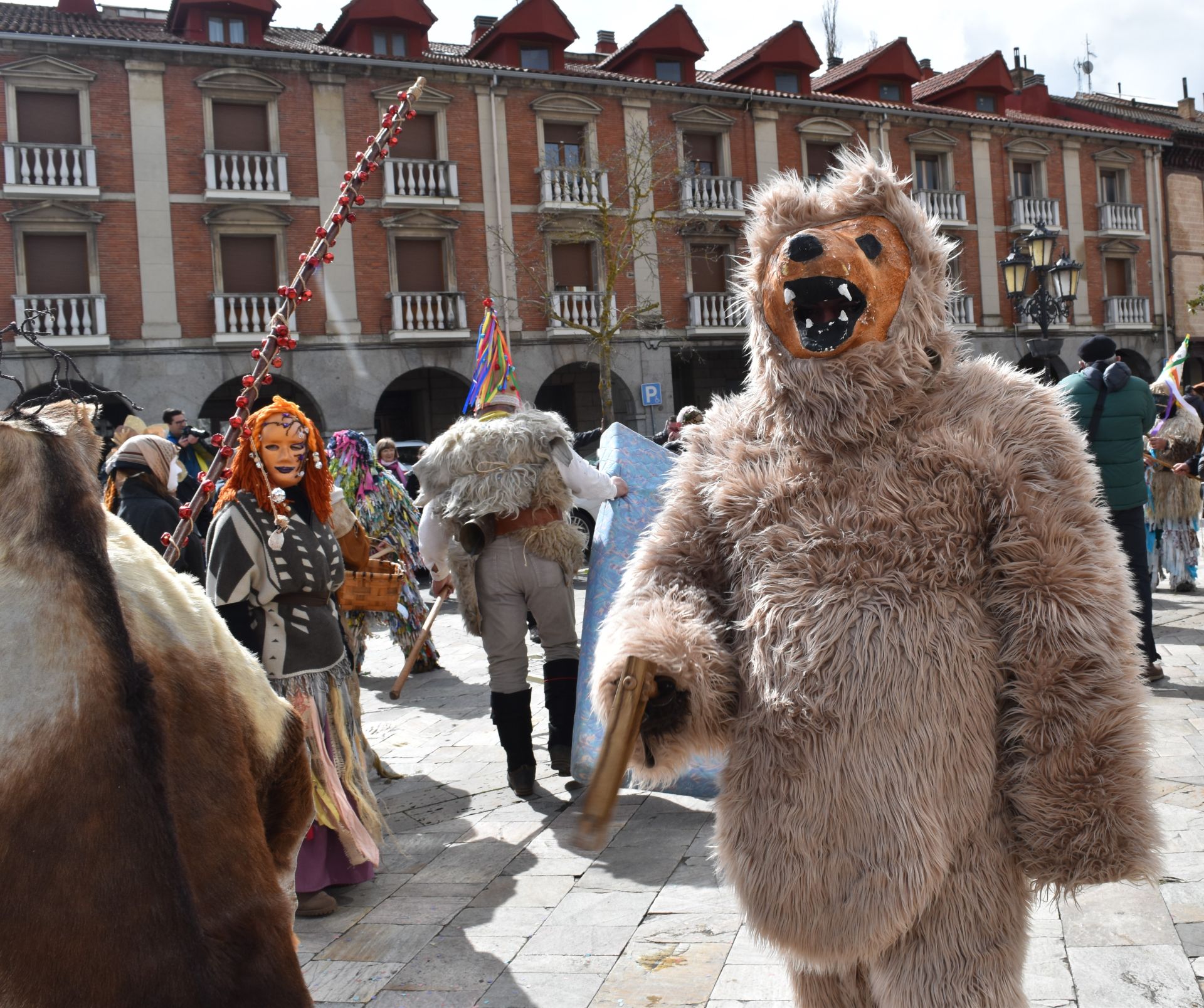 Zamarrones y mascaritos desfilan por Palencia