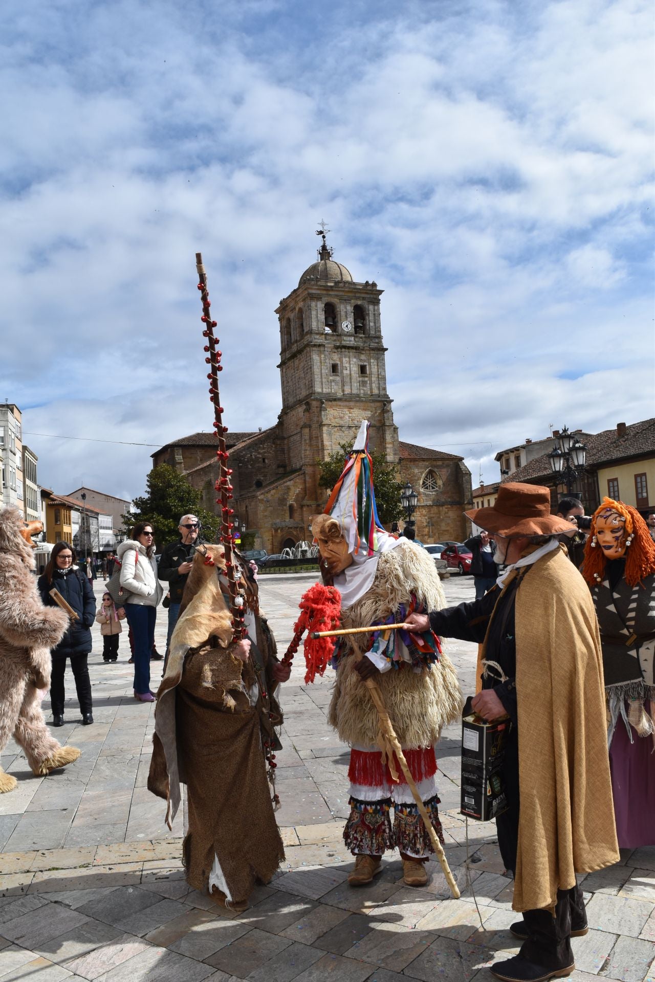 Zamarrones y mascaritos desfilan por Palencia