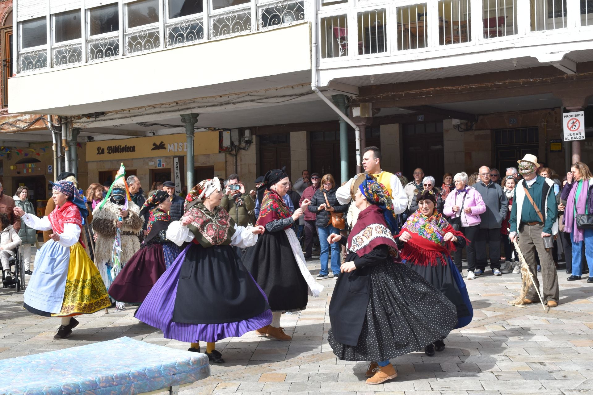 Zamarrones y mascaritos desfilan por Palencia