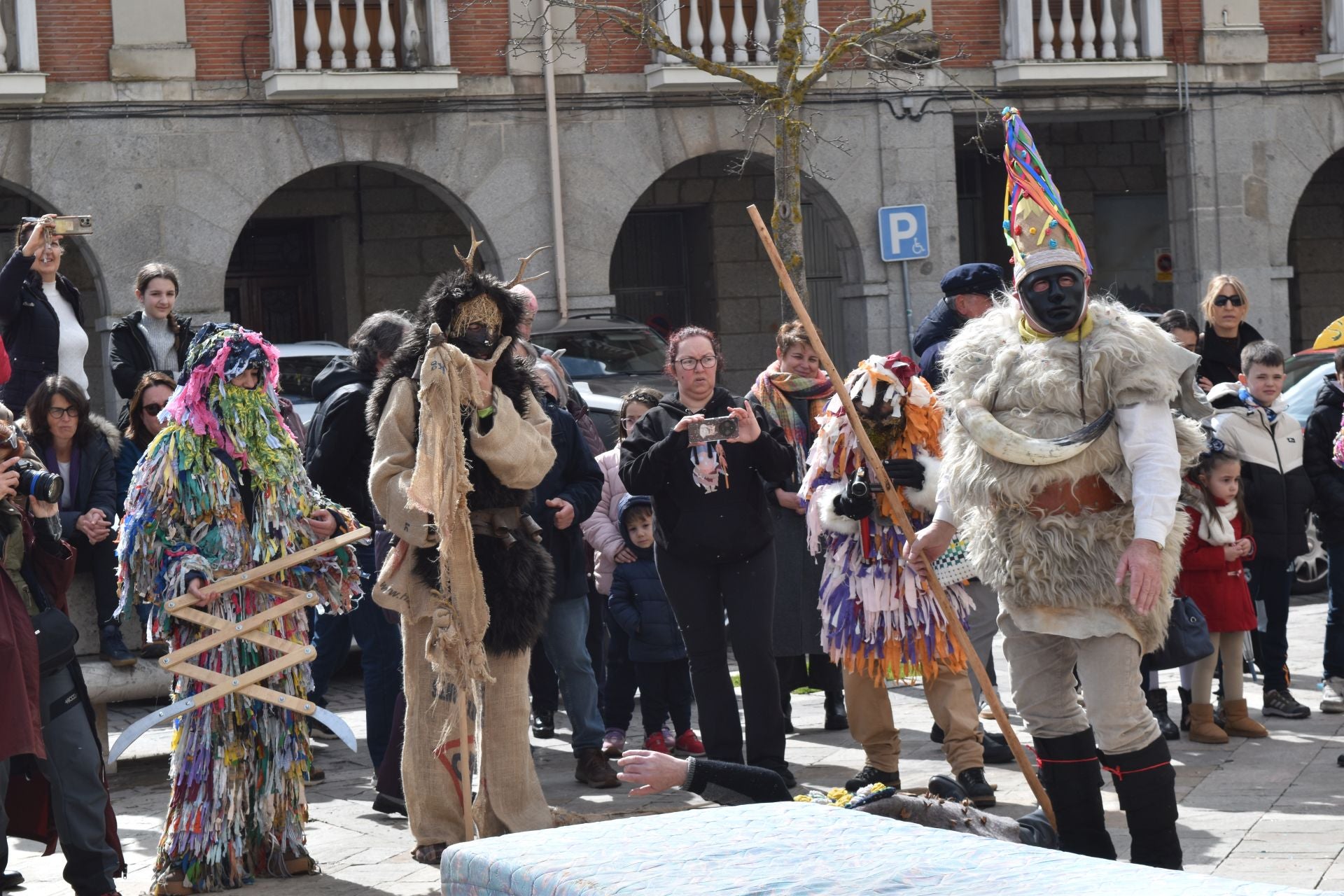 Zamarrones y mascaritos desfilan por Palencia