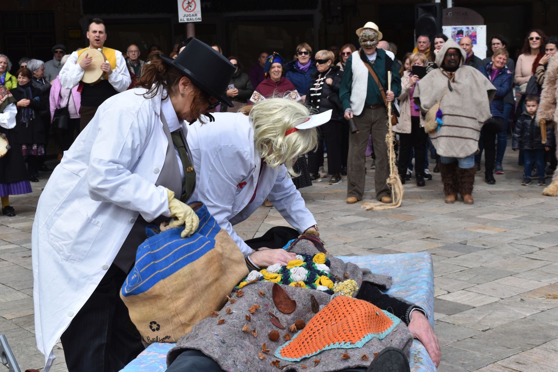 Zamarrones y mascaritos desfilan por Palencia