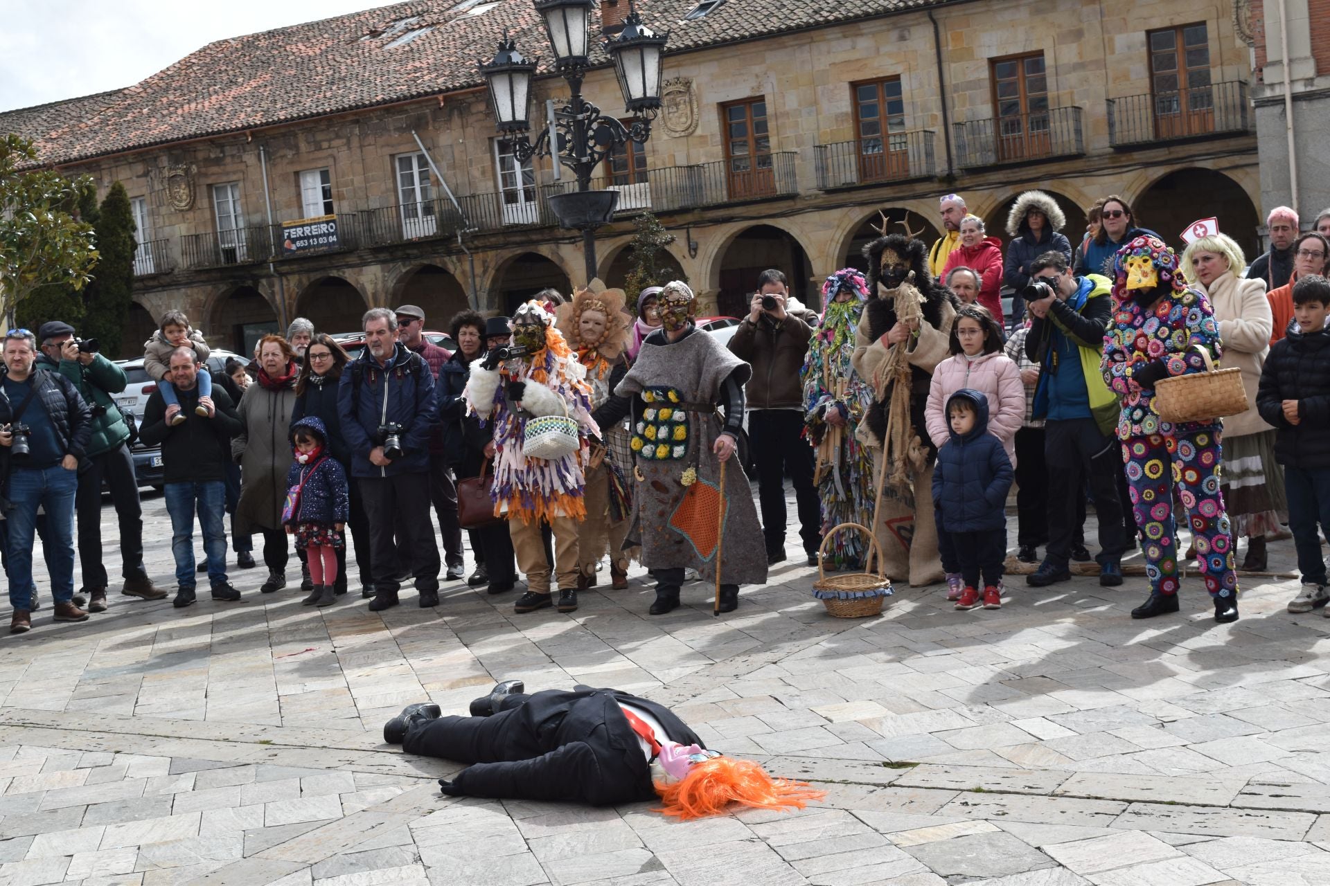Zamarrones y mascaritos desfilan por Palencia