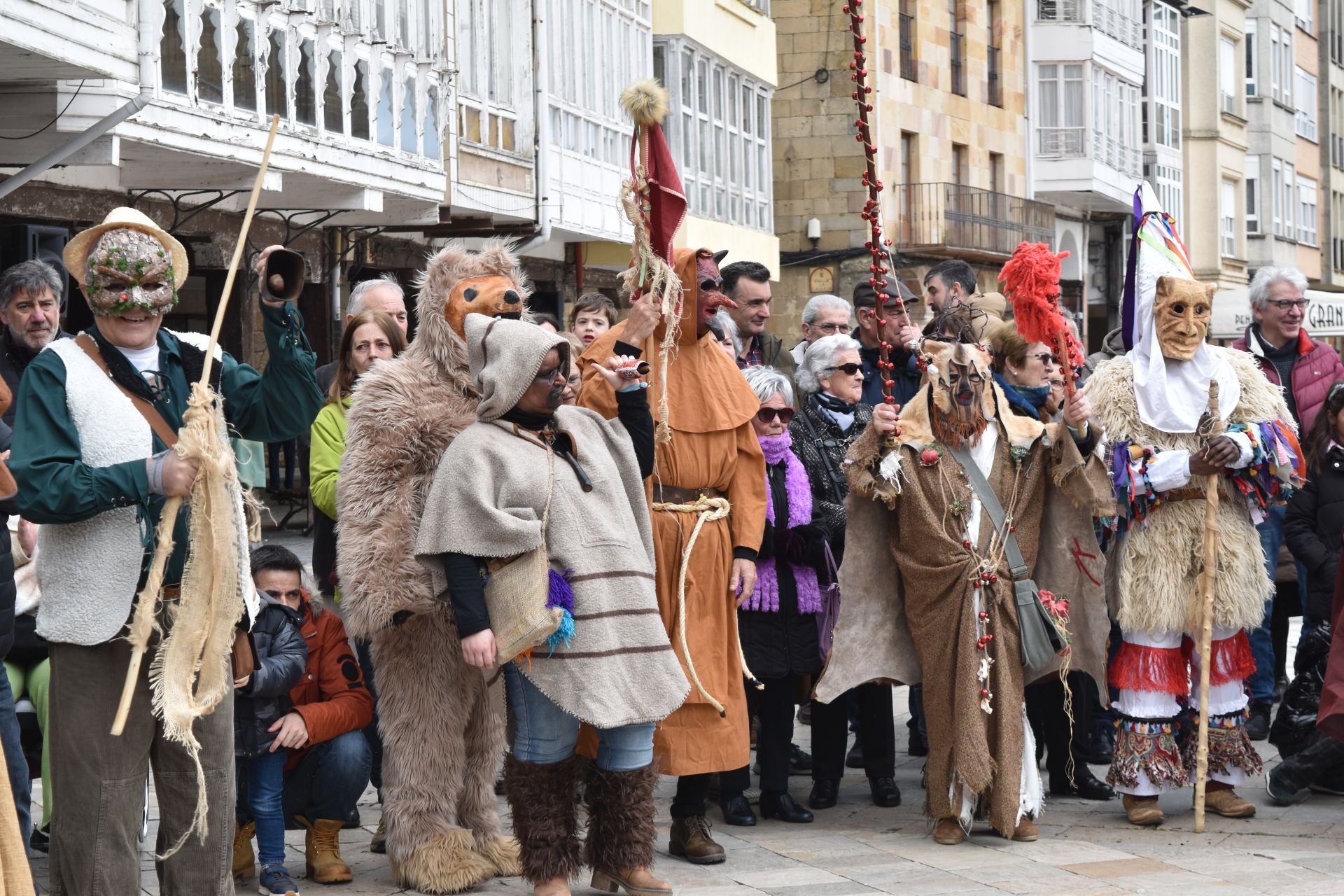 Zamarrones y mascaritos desfilan por Palencia