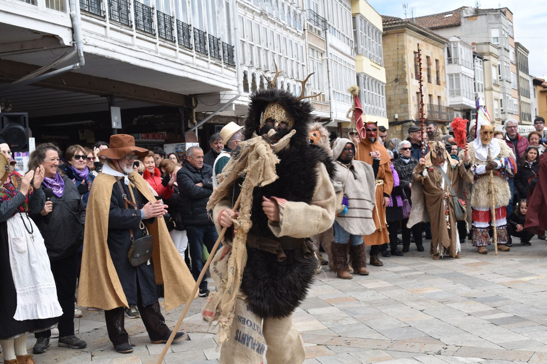 Zamarrones y mascaritos desfilan por Palencia