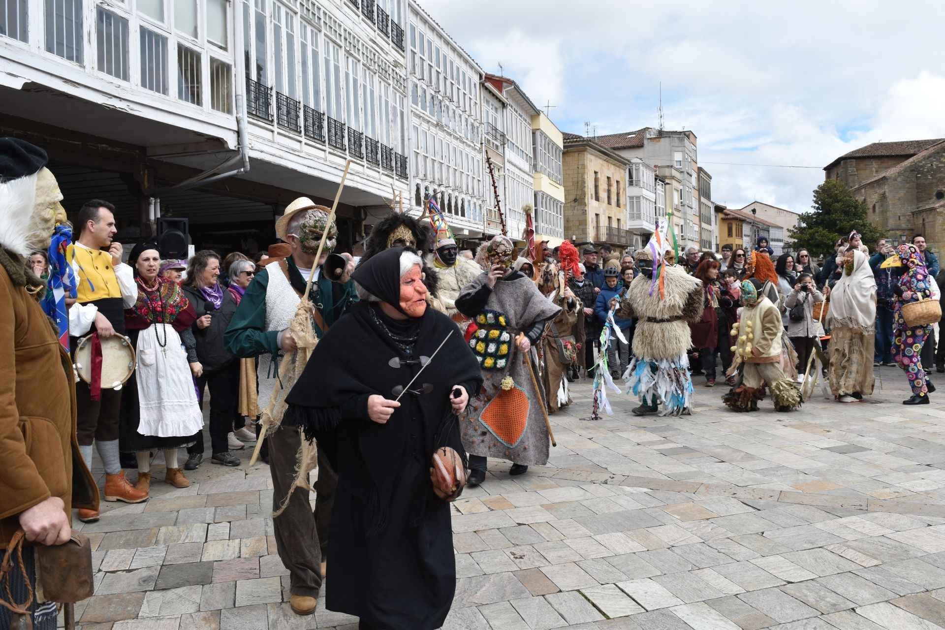 Zamarrones y mascaritos desfilan por Palencia