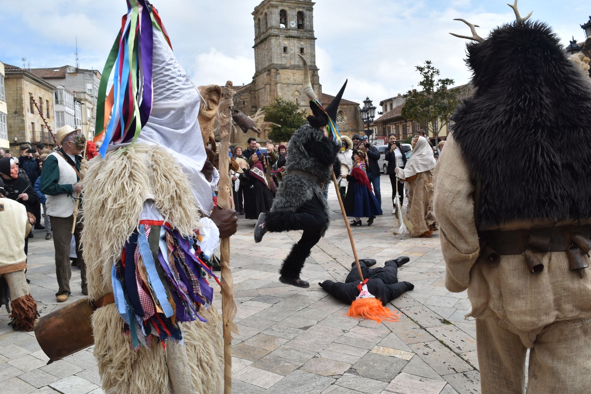 Zamarrones y mascaritos desfilan por Palencia