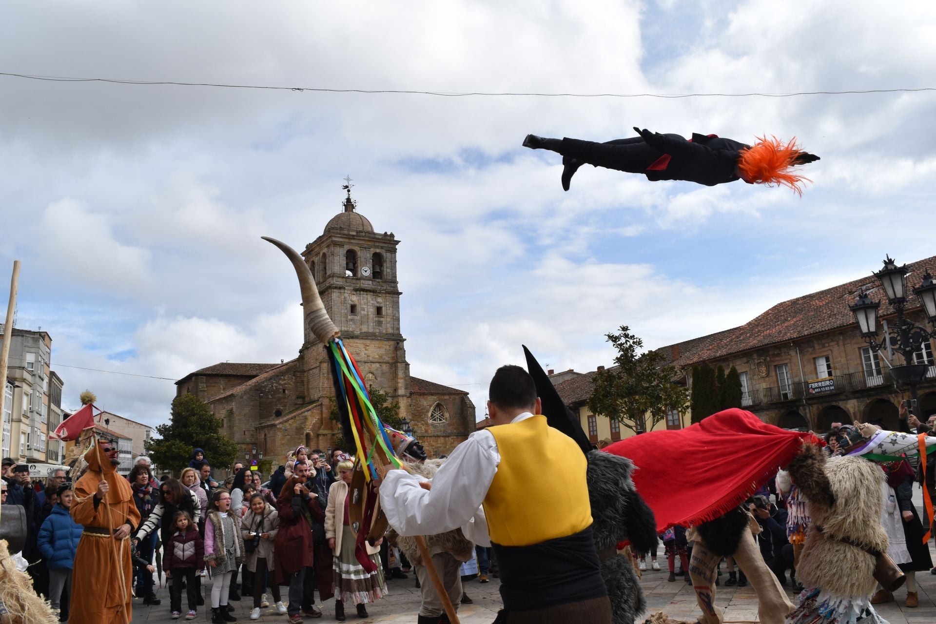 Zamarrones y mascaritos desfilan por Palencia