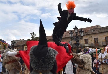 Trump, manteado y pisoteado en Aguilar de Campoo