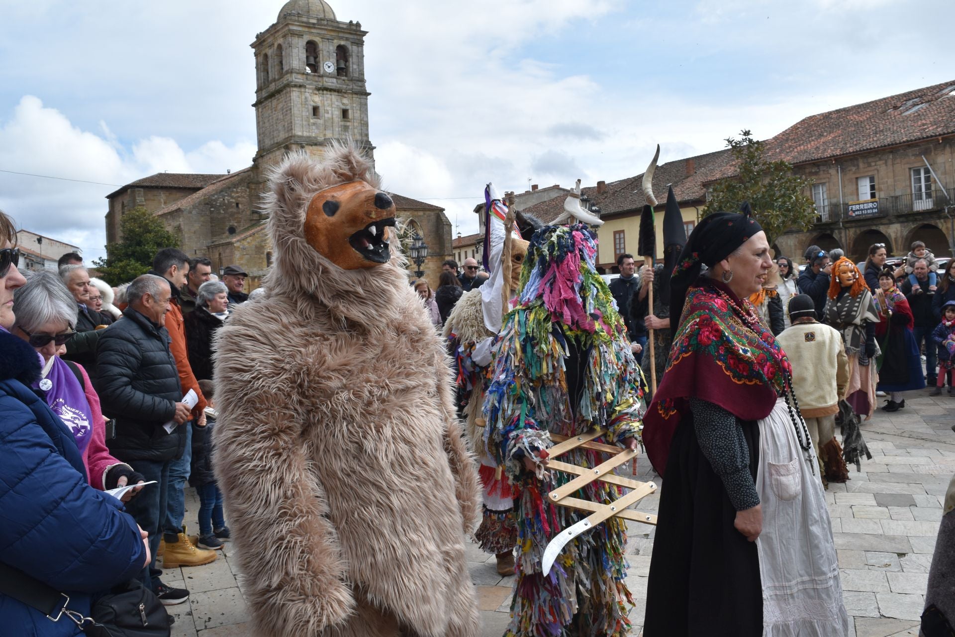 Zamarrones y mascaritos desfilan por Palencia