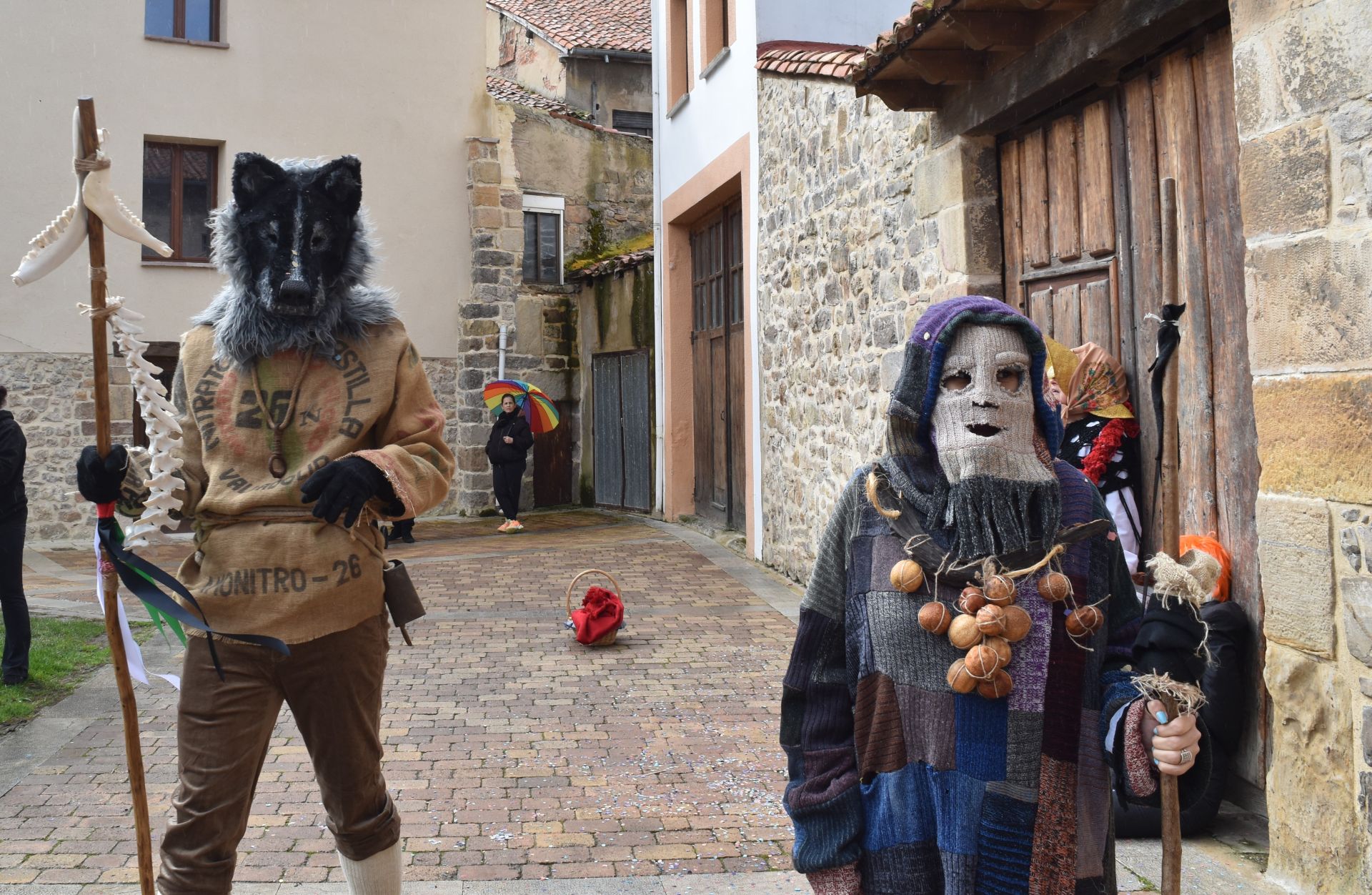 Zamarrones y mascaritos desfilan por Palencia